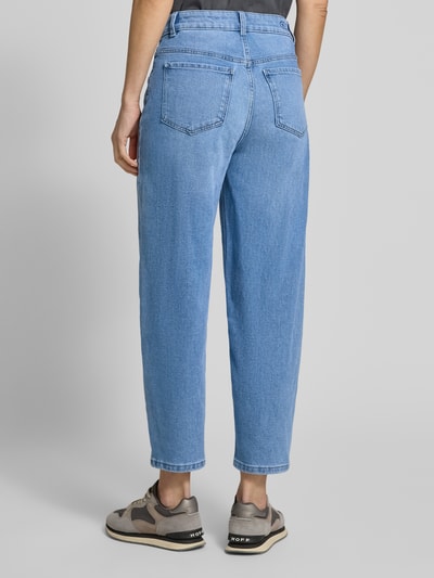 Männermodel trägt Barrel Fit Jeans mit Eingrifftaschen von Christian Berg Woman, jasnoniebieski denim, bawełna z domieszką wiskozy, szerokość w rozmiarze 36: 37 cm, długość nogawki od wewnątrz w rozmiarze 36: 66 cm, Ganzkörperansicht Rückansicht