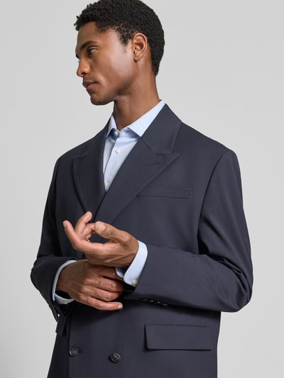 Männermodel trägt dunkelblaues Relaxed Fit Sakko mit Viskose-Anteil Modell 'RELAXED-LIAM' von Selected, feine Struktur, Nahaufnahme Oberkörper.