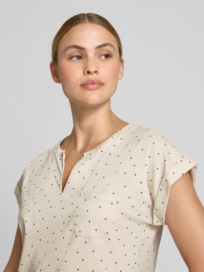 Vrouwenmodel draagt T-shirt met borstzakje model 'Viva' van FREE/QUENT, recht fit, zuivere katoen, Serafino-hals, detailopname bovenlichaam.
