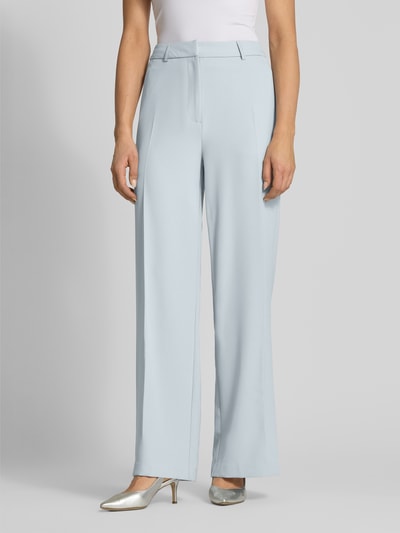 Frauenmodel trägt Wide Leg Stoffhose mit Bügelfalten Modell 'JANA' von GUIDO MARIA KRETSCHMER WOMAN in Hellblau, Material-Mix mit Stretch-Anteil, Ganzkörperansicht von vorne