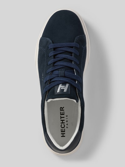 Produktfoto, Sneaker aus echtem Leder mit Logo-Prägung Modell 'Julien' von HECHTER PARIS in dunkelblauer Velours-Optik mit Schnürverschluss, runde Passform, Absatzhöhe 4 cm, Schafthöhe 8 cm, Schaftweite 12 cm.