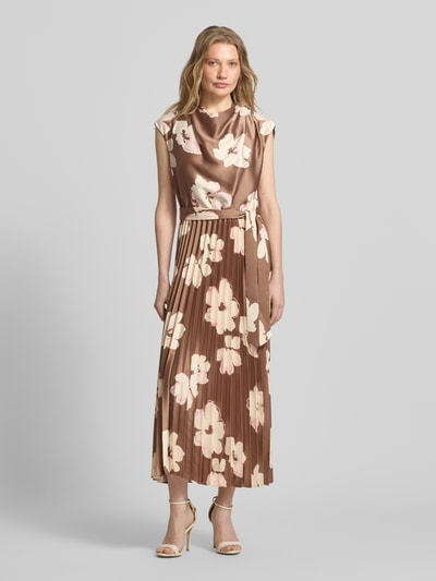 Frauenmodel trägt Regular Fit Satinkleid mit Plissee von s.Oliver BLACK LABEL in Braun mit Allover-Muster Floral, Ganzkörperansicht von vorne.