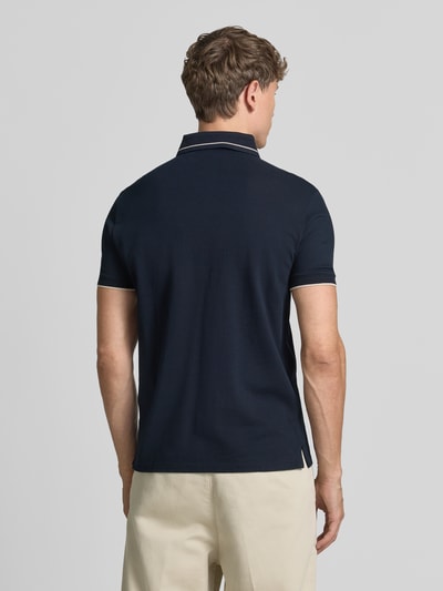 Männermodel trägt Slim Fit Poloshirt mit Label-Stitching von Emporio Armani aus Reine Baumwolle, Rückenlänge 68 cm, Ganzkörperansicht Rückansicht.
