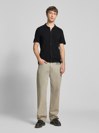 Männermodel trägt Regular Fit Freizeithemd mit Polokragen und Knopfleiste von Jack & Jones, Baumwoll-Mix, beige Hose, Ganzkörperansicht von vorne.