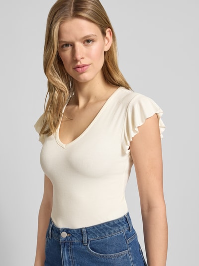 Frauenmodel trägt Slim Fit Top aus Viskose-Mix Modell 'BELLA' von Only, Optik: Unifarben, Kurzarm, V-Ausschnitt, Jersey, Nahaufnahme Oberkörper