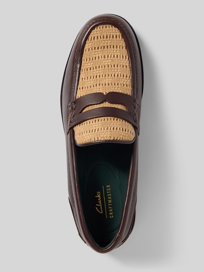 Produktfoto, Slipper aus beschichtetem Leder Modell 'CraftJames' von Clarks, braune glatte Sohle, Zierriemen, strukturierte beige Oberfläche