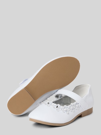 Produktfoto, Kinder Ballerina mit Zierbesatz von Happy Girls in Weiß, Spitze Form, Klettverschluss, strukturierte Sohle, Absatzhöhe 1 cm, Schafthöhe 3 cm, Schaftweite 5 cm.