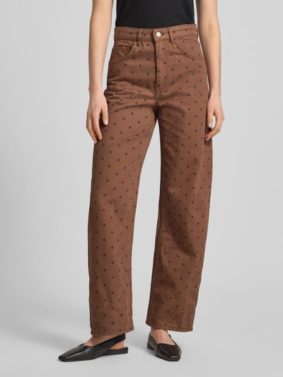 Frauenmodel trägt Wide Fit Jeans im 5-Pocket-Design von Mango in Braun mit schwarzen Punkten aus reiner Baumwolle, Nahaufnahme Oberkörper.