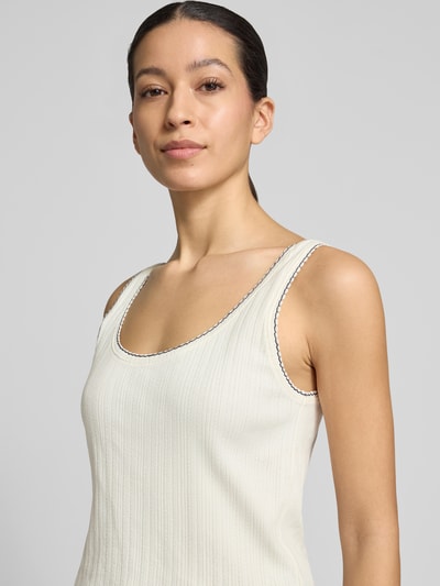Kobiece modelka nosi Tanktop mit tiefem Rundhalsausschnitt von JAKE*S STUDIO WOMAN, biała bawełna, krój przylegający, logo, zbliżenie na górną część ciała
