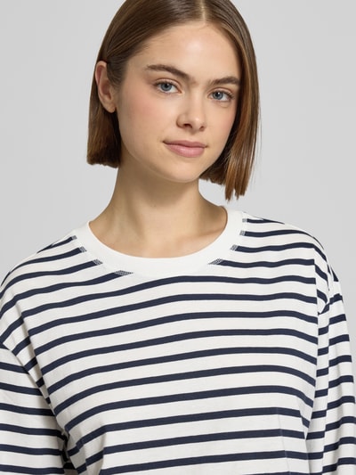 Vrouwenmodel draagt Loose Fit Langarmshirt uit puur katoen van Marc O'Polo Denim, look: effen, streepmotief, ronde hals, labelstitching, Nahaufnahme bovenlichaam.