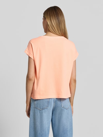 Frauenmodel trägt Regular Fit T-Shirt mit Motiv-Print von Milano Italy in Apricot, Reine Baumwolle, Rückenlänge 56 cm bei Größe S, Ganzkörperansicht Rückansicht.
