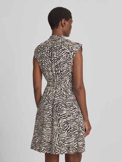 Frauenmodel trägt Minikleid aus reiner Viskose mit Allover-Animal-Print von zero, tailliert, ärmellos, Stehkragen, Rückansicht.