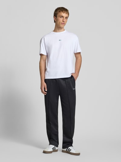 Männermodel trägt Regular Fit T-shirt mit logostitching van BLKVIS in wit, puur katoen met ronde hals, ruglengte maat M 62 cm, ganzkörperansicht van voren.