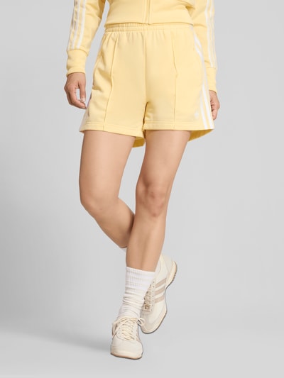 adidas Originals Szorty z wyhaftowanym logo model 'FIREBIRD CLASSIC' Jasnożółty 4