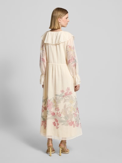 Frauenmodel trägt Maxikleid mit Rüschenärmeln von Comma, cremefarben mit floralen Pastellfarben, Chiffon, taillierter Schnitt, Rückenlänge 131 cm, Brustweite 50 cm, Ärmellänge 60 cm, Ganzkörperansicht Rückansicht.