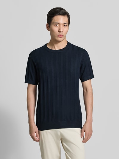Männermodel trägt Strickshirt aus Viskose-Mix mit Rundhalsausschnitt von Lindbergh, Regular-Fit, Ripp-Optik, Ganzkörperansicht von vorne.