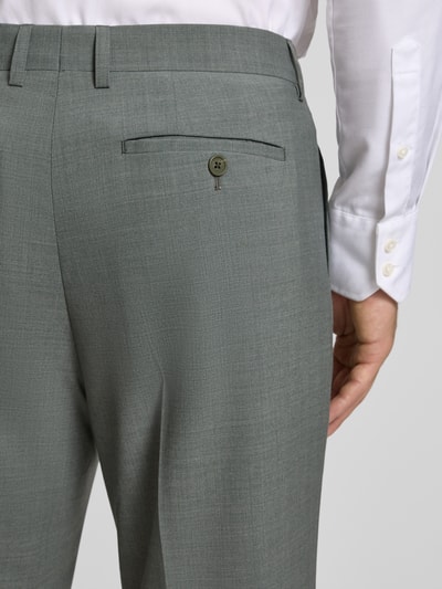 Männermodel trägt Slim Fit Anzughose mit Woll-Anteil Modell 'Awesley' von Matinique in Grau, Material-Mix, Detailaufnahme Rückansicht.