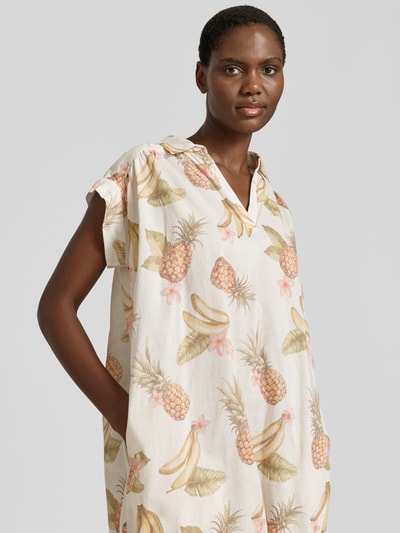 Frauenmodel trägt Hemdblusenkleid aus Baumwolle mit V-Ausschnitt von Emily Van den Bergh, gerade Form, Allover-Fruchtmuster, Nahaufnahme Oberkörper.