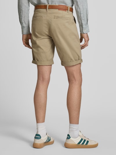 Männermodel trägt Shorts mit Gürtel Modell 'MIKE' von Redefined Rebel in Beige, Eingrifftaschen, Gesäßtaschen, Regular-Fit, Ganzkörperansicht Rückansicht. Bundweite Größe M 43 cm, Innenbeinlänge 21 cm.