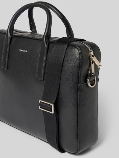 Produktfoto, Laptop Tasche in Leder-Optik Modell 'Commuter' von CK Calvin Klein, Schwarz mit Strukturmuster, silbernem Logo-Detail, Hauptfach mit Reißverschluss, abnehmbarer Tragehenkel, Schulterriemen, Maße 37x28x8 cm, Länge Schulterriemen 102 cm