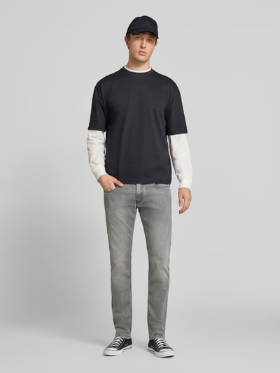 Männermodel trägt Slim Fit Jeans mit Eingrifftaschen Modell 'Anbass' von Replay, grauer Baumwoll-Elasthan-Mix, Ganzkörperansicht von vorne. Bundweite 44 cm, Innenbeinlänge 81 cm, Größe 32/32.