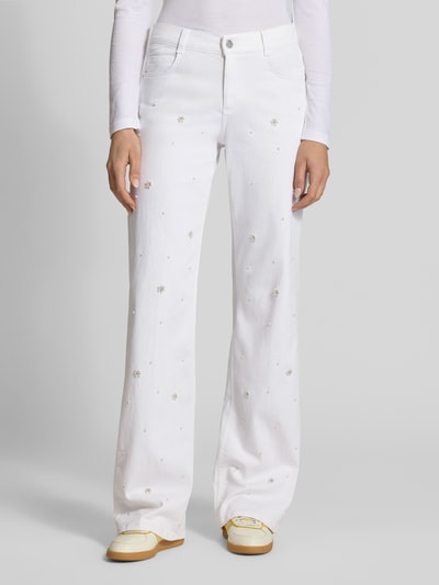 Kobiece modelka nosi Wide Fit Jeans mit Perlen- und Strasssteinbesatz von Angels z prostym krojem, białym kolorem, 5-kieszeniami i dekoracjami, bawełniany materiał ze stretchem, model 'Liz Glam', zapięcie na guzik i zamek, widok całej sylwetki z przodu.