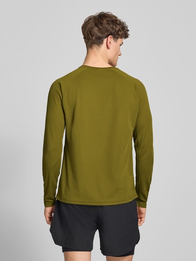 Mannelijk model draagt shirt met lange mouwen met labelprint model 'SORONA' van HALO, regular fit, ronde hals, ruglengte maat M 69 cm, ganzebody van achteren