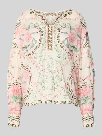 Frauenmodel trägt Relaxed Fit Bluse mit Tunika-Ausschnitt Modell 'Wylde' von MOS MOSH aus reiner Baumwolle mit floralem Allover-Print, Langärmelig, Rückenlänge 59 cm, zarte Pastellfarben, Ganzkörperansicht von vorne.