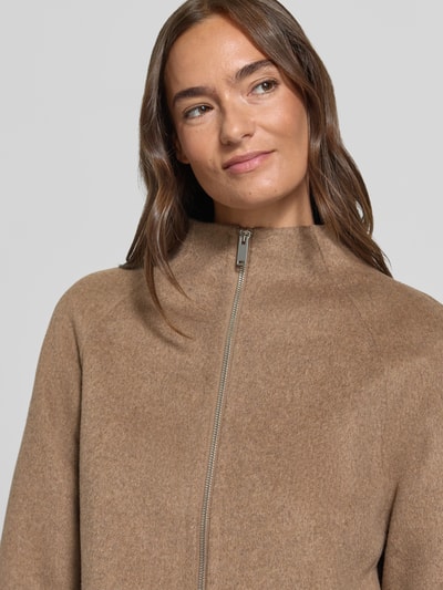 Frauenmodel trägt Relaxed Fit Kurzmantel Modell 'Helisu' von OPUS in unifarbenem, mattem Wollmix-Filz mit Stehkragen und Strukturmuster, Nahaufnahme Oberkörper.