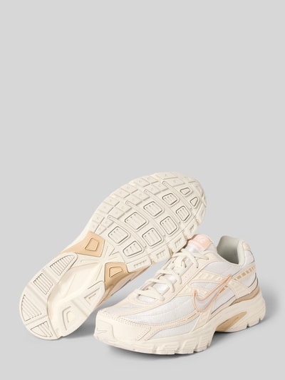 Produktfoto, Sneaker mit Logo-Patch Modell 'INITATOR' von Nike in Beige und Weiß mit Netzstruktur und glänzenden Details, Damen Sneaker von Nike