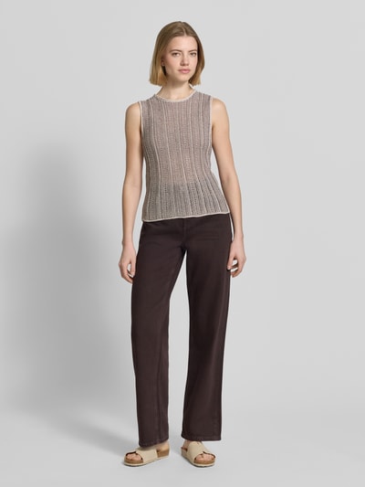 Frauenmodel trägt Tanktop in Strick-Optik mit Rundhalsausschnitt von Stefanel, Baumwoll-Mix, Straight Fit, Rückenlänge 53 cm, Ganzkörperansicht von vorne.