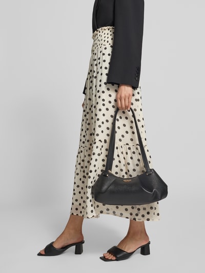 Vrouwenmodel draagt zwarte Shoulder Bag in Leder-Optik Model 'Amorette' van GUESS met logodetail en smalle schouderband, hoofdfak met ritssluiting, breedte 41 cm, lengte 18 cm, diepte 10 cm, bandlengte 72 cm, geheel in beeld van voren.