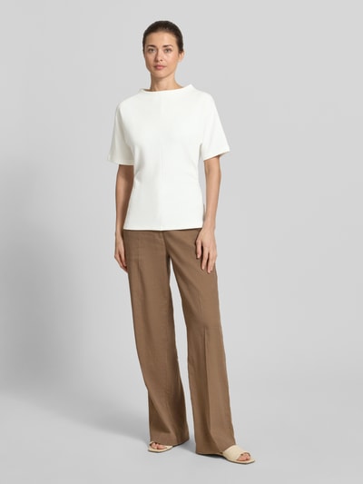 Frauenmodel trägt Damen T-Shirt mit Strukturmuster Modell 'Kavora' von Someday aus Viskose-Mix mit Stretch-Anteil, Gerade, Rundhalsausschnitt, Rückenlänge 62 cm bei Größe 36, Ganzkörperansicht von vorne.
