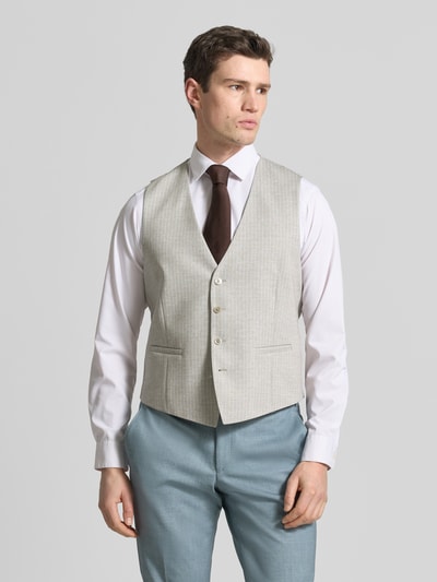 Męski model nosi Weste mit V-Ausschnitt und Paspeltaschen od ATELIER TORINO, jasnoszary materiał, krój regular fit, widok całej sylwetki z przodu.