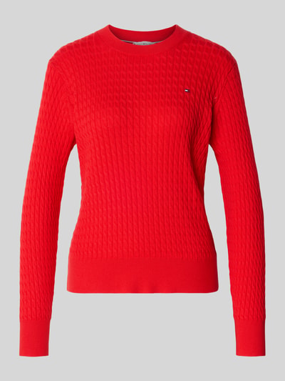 Produktfoto, Slim Fit Pullover aus reiner Baumwolle von Tommy Hilfiger in Rot, Zopfmuster, unifarben, Strickoptik, Logo-Detail, Rundhals, langarm, gerippte Abschlüsse