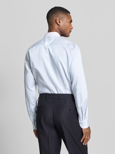 Mannelijk model draagt Slim Fit Fineliner Business-Hemd met contrastkraag van OLYMP Level Five, puur katoen, ruglengte 70 cm, schouderbreedte 42 cm, mouwlengte 70 cm, knoopsluiting, zakelijke stijl, lichtblauw met fijne streepjes, gladde textuur. Ganzkörperansicht Rückansicht.