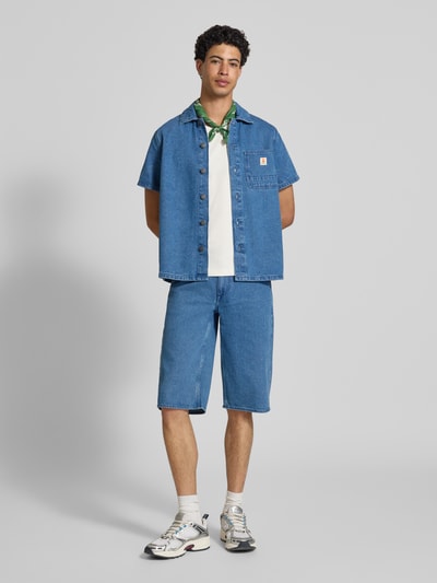 Männermodel trägt Loose Fit Denim-Bermudas Modell 'MIGS SUN FLAKE' von Blend, Reine Baumwolle, Eingrifftaschen, Denim, Ganzkörperansicht von vorne.