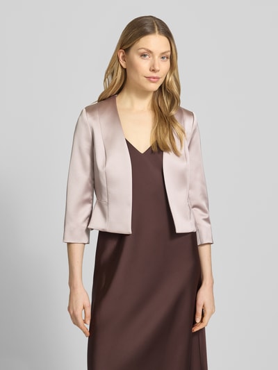 Frauenmodel trägt Regular Fit Blazer mit 3/4-Ärmeln von Christian Berg Cocktail aus Satin mit Elastischer-Material-Mix, Taillierte Passform, Rückenlänge 46 cm, Nahaufnahme Oberkörper.
