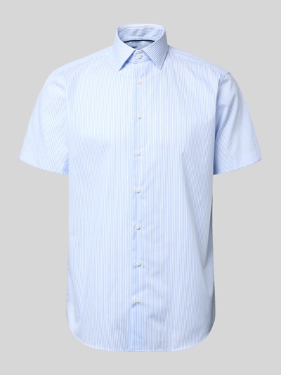 Produktfoto, Regular Fit Business-Hemd aus Baumwolle mit Kentkragen von Christian Berg Men, weiß-blau gestreift, klassische Knopfleiste, reine Baumwolle, Kentkragen, kurze Ärmel, Regular Fit, geeignet für Business-Looks.