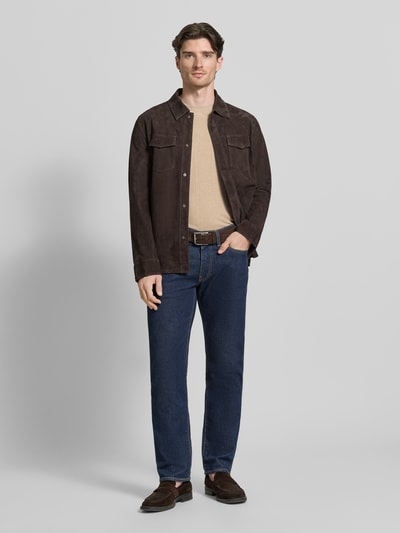 Męski model nosi Strickshirt mit Viskose-Anteil Modell 'Gion' od CINQUE, beżowy, prosty krój, okrągły dekolt, półrękaw, prążkowane wykończenia, widoczny miks wiskozy, widoczna tekstura dzianiny, długość tyłu w rozm. M: 71 cm, całkowity widok z przodu.