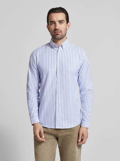 Männermodel trägt Relaxed Fit Freizeithemd mit Button-Down-Kragen von Lindbergh, blau-weißes Streifenmuster, Material-Mix mit Stretch-Anteil, Knopfleiste, Ganzkörperansicht von vorne. Rückenlänge 76 cm, Schulterbreite 44 cm, Ärmellänge 64 cm, Größe M.