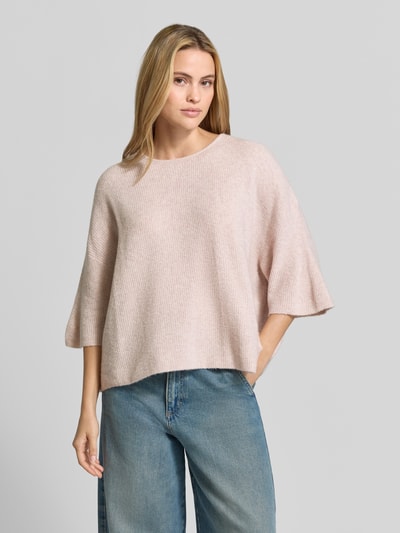 Vrouwenmodel draagt Oversized Strickpullover met Leinen-Anteil van American Vintage, Materiaalmix, oversized fit, ronde hals, halflange mouwen, geribd, ruglengte 50 cm, mouwlengte 54 cm, lichtroze tint, textuur fijn gebreid, vooraanzicht van het bovenlichaam.