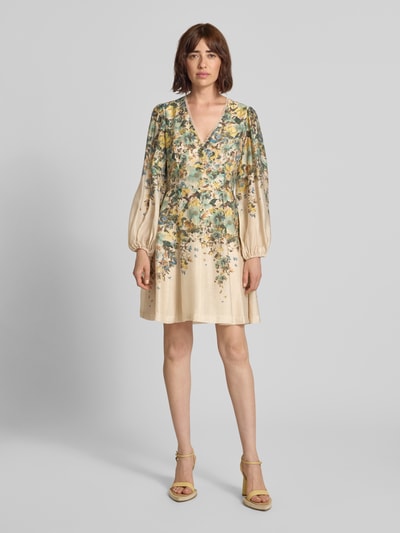 Frauenmodel trägt Cocktailkleid mit V-Ausschnitt und Häkelspitze von Vera Mont, floraler Allover-Look, A-Linie, Ganzkörperansicht von vorne.