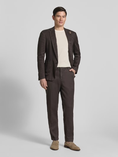 Männermodel trägt Leinenhose mit französischen Eingrifftaschen Modell 'River' von JOOP! Collection im Leinen-Baumwoll-Mix, Straight Fit, Knopf-Reißverschluss, nachtblau, Struktur-Optik, Ganzkörperansicht von vorne.
