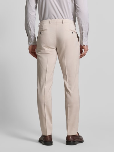 Männermodel trägt Anzughose mit Gesäßtaschen Modell 'Blayr' von JOOP! Collection, Beige, glatte Oberfläche, gerade Form, Ganzkörperansicht Rückansicht. Viskose-Woll-Mix mit Stretch, französische Eingrifftaschen, Bundfalten, klassische Herrenhose.