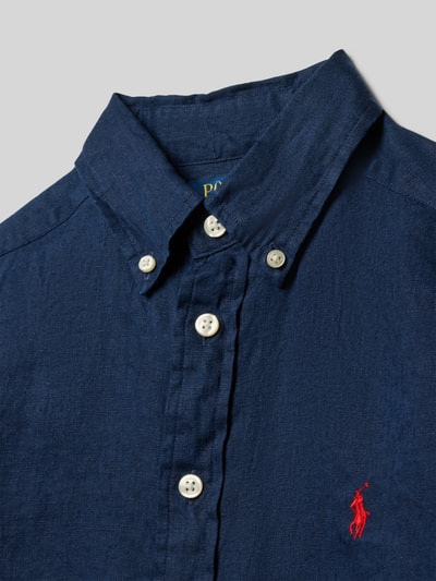 Produktfoto, dunkelblaues Regular Fit Freizeithemd aus Leinen von Polo Ralph Lauren Teens mit Button-Down-Kragen, Logo-Stitching, Nahaufnahme Oberkörper