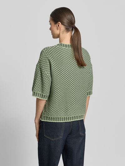 Frauenmodel trägt Strickpullover mit 1/2-Arm Modell 'Catina Pilla' von MSCH Copenhagen aus Baumwoll-Mix, Gerader-Schnitt, Rückenansicht.