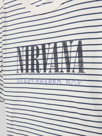 Produktfoto, T-Shirt mit Label-Print von Mango, weiße Baumwolle mit blauen Streifen, Regular Fit, gerippter Rundhalsausschnitt, Drucktextur