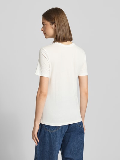 Frauenmodel trägt Damen T-Shirt von Only, Modell 'Regular Fit T-Shirt aus reiner Bio-Baumwolle Modell POLLY', Optik: Unifarben, Materialverarbeitung: Jersey, Passform: Regular-Fit, Kurzarm, Farbe Weiß, Ganzkörperansicht Rückansicht.