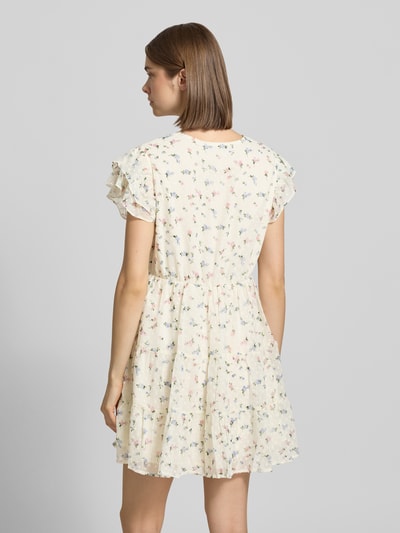 Frauenmodel trägt Tailliertes Freizeitkleid mit Volants Modell 'ELIZA' von Only in Florales-Allover-Muster, Mini-Länge, Rundhals, Materialverarbeitung: Crinkle, Ganzkörperansicht Rückansicht.